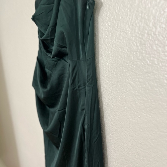 NWOT Dreaming of Elegance Emerald Satin One-Shoulder Maxi Dress - Picture 7 of 9
